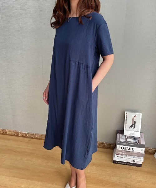 maison de LATIR(メゾンドラティール)の「一枚で夏服が可愛くなるミモレ丈リゾートワンピース(ワンピース・レディース・ホワイト/ブラック/ネイビー/パープル/レッド/グリーン/ブルー/オレンジ・ONESIZE)」の4枚目の写真