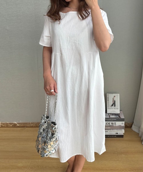 maison de LATIR(メゾンドラティール)の「一枚で夏服が可愛くなるミモレ丈リゾートワンピース(ワンピース・レディース・ホワイト/ブラック/ネイビー/パープル/レッド/グリーン/ブルー/オレンジ・ONESIZE)」の1枚目の写真