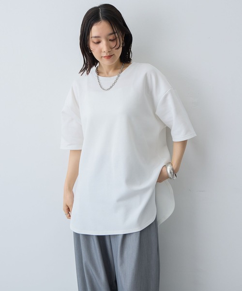 anyfee(エニフィー)の「【anyfee/大きいサイズ】着てサラなめらかポンチ素材裾ラウンドTシャツ《接触冷感・吸水速乾・機能性》(Tシャツ/カットソー・レディース・チャコール/ブラック/杢グレー/ホワイト/モカ/オフホワイト・4L/3L/LL/5L)」の1枚目の写真