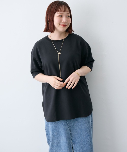 anyfee(エニフィー)の「【anyfee/大きいサイズ】着てサラなめらかポンチ素材裾ラウンドTシャツ《接触冷感・吸水速乾・機能性》(Tシャツ/カットソー・レディース・チャコール/ブラック/杢グレー/ホワイト/モカ/オフホワイト・4L/3L/LL/5L)」の22枚目の写真