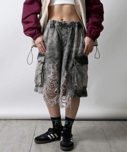 Starting Over（スターティングオーバー）の「damage wide cargo bermuda shorts/ダメージ ワイド カーゴ  バミューダショーツ（カーゴパンツ・メンズ・ブラック/グレー・L/M）」の5枚目の写真