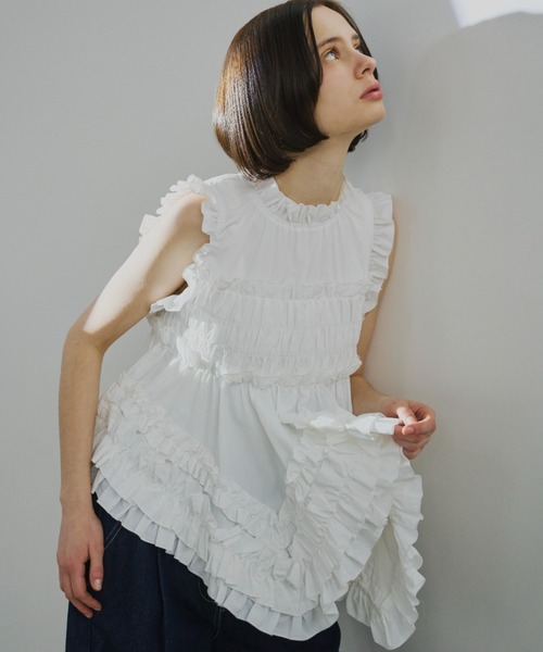 PERNA(ペルナ)の「ギャザーペプラムノースリーブブラウス(シャツ/ブラウス・レディース・ホワイト/ブラック・FREE)」の4枚目の写真