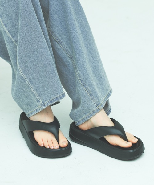 LAKOLE（ラコレ）の「EVAぷっくりトングサンダル / 324155（サンダル・レディース・ブラック/アイボリー・SMALL/MEDIUM/LARGE）」の2枚目の写真