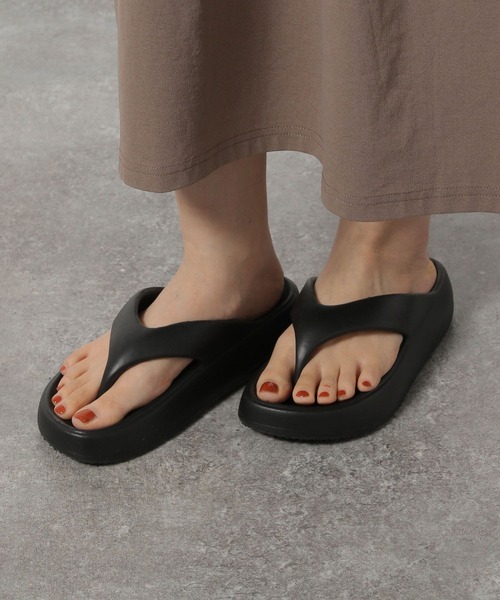 LAKOLE（ラコレ）の「EVAぷっくりトングサンダル / 324155（サンダル・レディース・ブラック/アイボリー・SMALL/MEDIUM/LARGE）」の16枚目の写真