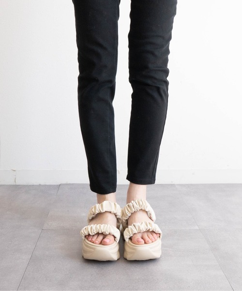 Fabby fabby(ファビィーファビィー)の「シャーリング2ベルト厚底サンダル(サンダル・レディース・オフホワイト/ブラック・MEDIUM/LARGE)」の13枚目の写真