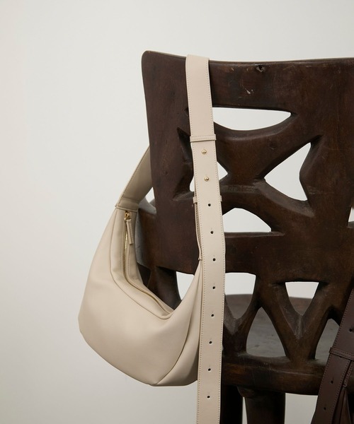 SALON adam et rope'(サロン アダム エ ロペ)の「【WEB限定】スプリットレザームーンショルダー(ショルダーバッグ・レディース・ダークブラウン/オフホワイト/ブラック・FREE)」の5枚目の写真