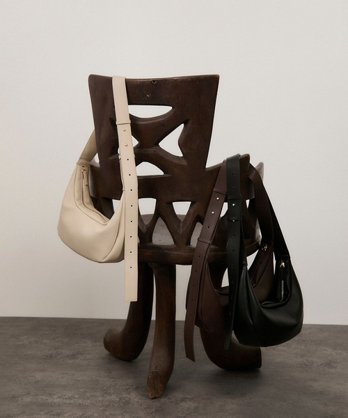 SALON adam et rope'(サロン アダム エ ロペ)の「【WEB限定】スプリットレザームーンショルダー(ショルダーバッグ・レディース・ダークブラウン/オフホワイト/ブラック・FREE)」の7枚目の写真