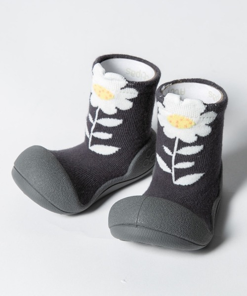 Attipas(アティパス)の「ATTIPAS Flower アティパス フラワー ベビーシューズ(ベビーシューズ/ベビーソックス・キッズ・グレー/ピンク系/ピンク系1・3.5/5.5/4.5/6.5)」の2枚目の写真