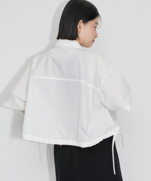 ADAM ET ROPE'(アダムエロペ)の「【逸品】・【サステナブル】クロップドギャザリングシャツ(シャツ/ブラウス・レディース・ホワイト/ブラック/ブルー系その他6・FREE)」の4枚目の写真