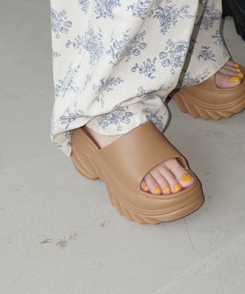 chuclla（チュクラ）の「ウェーブソール 厚底サンダル chs25s009（サンダル・レディース・サンドベージュ/ブラック・L/M/S）」の3枚目の写真