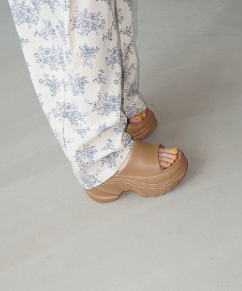 chuclla（チュクラ）の「ウェーブソール 厚底サンダル chs25s009（サンダル・レディース・サンドベージュ/ブラック・L/M/S）」の5枚目の写真