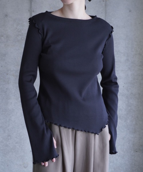 k3&co.（ケイスリーアンドコー）の「Thumbhole ribbed top（Tシャツ/カットソー・レディース・レッド/ブラック/セージグリーン・ONE SIZE）」の2枚目の写真