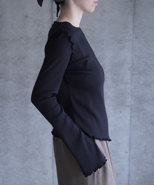 k3&co.（ケイスリーアンドコー）の「Thumbhole ribbed top（Tシャツ/カットソー・レディース・レッド/ブラック/セージグリーン・ONE SIZE）」の4枚目の写真