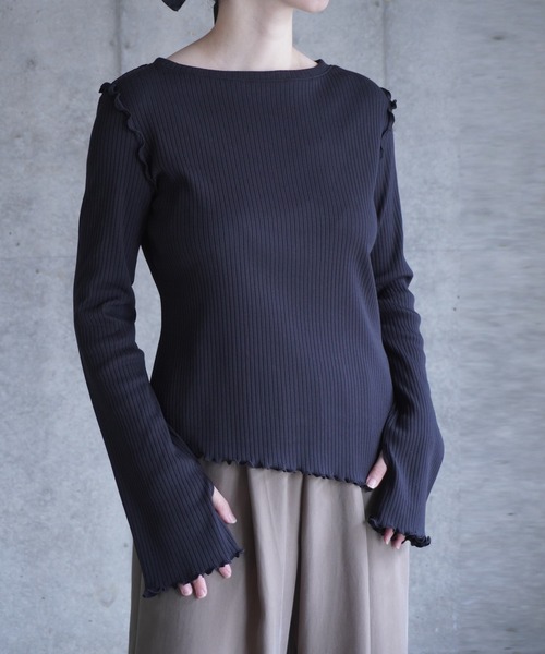 k3&co.（ケイスリーアンドコー）の「Thumbhole ribbed top（Tシャツ/カットソー・レディース・レッド/ブラック/セージグリーン・ONE SIZE）」の6枚目の写真