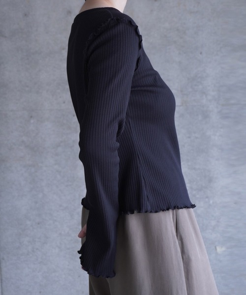 k3&co.（ケイスリーアンドコー）の「Thumbhole ribbed top（Tシャツ/カットソー・レディース・レッド/ブラック/セージグリーン・ONE SIZE）」の7枚目の写真