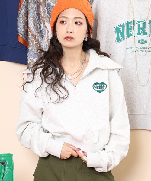 NERDY（ノルディ）の「ソッフルクロップドスウェットシャツ（スウェット・レディース・ベージュ/ホワイト/ブルー/ブラック・SS/S/M）」の3枚目の写真