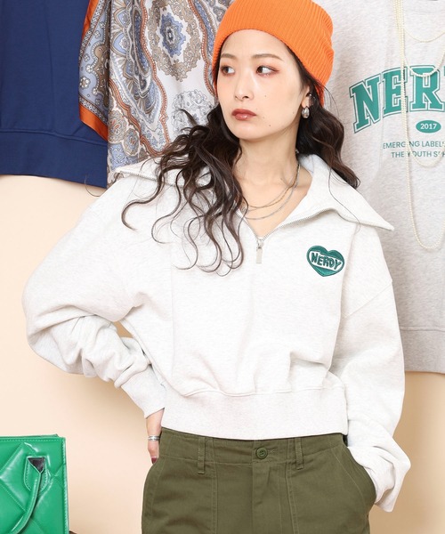 NERDY（ノルディ）の「ソッフルクロップドスウェットシャツ（スウェット・レディース・ベージュ/ホワイト/ブルー/ブラック・SS/S/M）」の5枚目の写真
