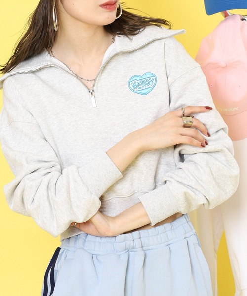NERDY（ノルディ）の「ソッフルクロップドスウェットシャツ（スウェット・レディース・ベージュ/ホワイト/ブルー/ブラック・SS/S/M）」の22枚目の写真