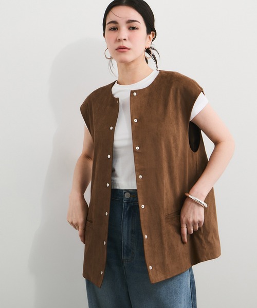 le cercle ADAM ET ROPE'(ルセルクルアダムエロペ)の「フェイクスウェードライクベスト(その他アウター・レディース・キャメル/オフホワイト・FREE)」の1枚目の写真