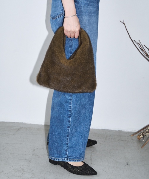 LE TALON（ルタロン）の「GRISE FUR TRIANGLE BAG（ハンドバッグ・レディース・カーキ・FREE）」の2枚目の写真