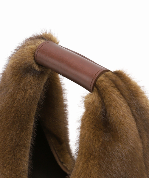 LE TALON（ルタロン）の「GRISE FUR TRIANGLE BAG（ハンドバッグ・レディース・カーキ・FREE）」の8枚目の写真