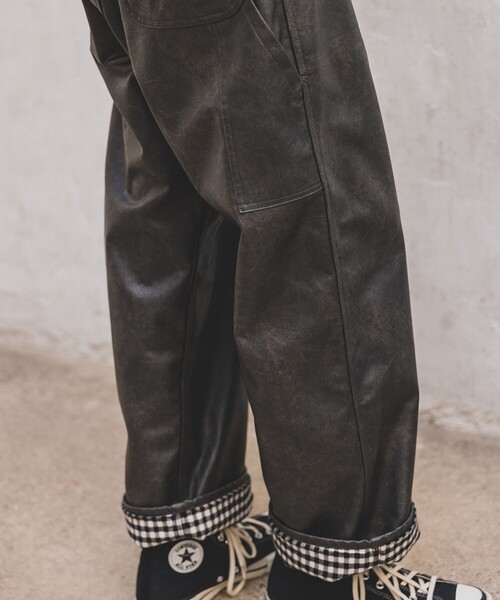 BEAMS PLUS（ビームスプラス）の「エイジド フェイクレザー ペインター パンツ（その他パンツ・メンズ・ブラック/ブラウン・M/L/S/XL）」の5枚目の写真