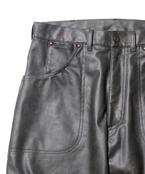 BEAMS PLUS（ビームスプラス）の「エイジド フェイクレザー ペインター パンツ（その他パンツ・メンズ・ブラック/ブラウン・M/L/S/XL）」の8枚目の写真