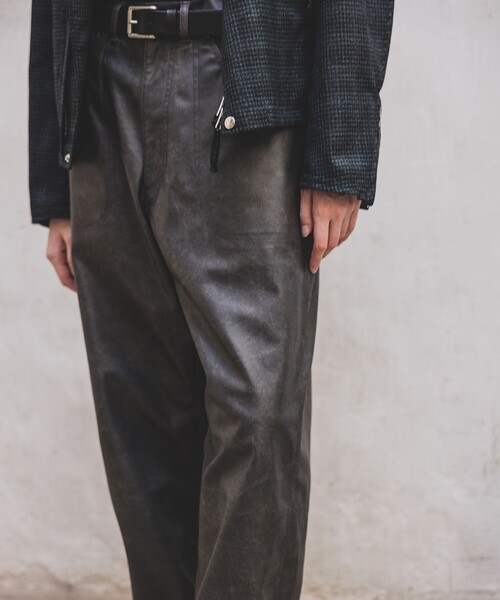 BEAMS PLUS（ビームスプラス）の「エイジド フェイクレザー ペインター パンツ（その他パンツ・メンズ・ブラック/ブラウン・M/L/S/XL）」の2枚目の写真
