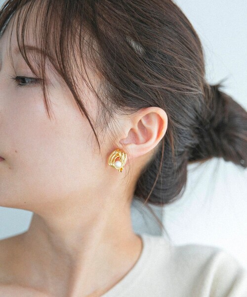 quaranciel（カランシエル）の「quaranciel: ツイスト イミテーション パール イヤリング（イヤリング・レディース・ゴールド・ONE SIZE）」の2枚目の写真