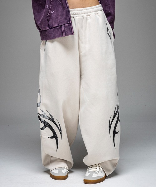 ILL'S（イルズ）の「メタルプリント トライバルワイドスウェットパンツ メンズ レディース ユニセックス（スウェットパンツ・メンズ・アイボリー/チャコールグレー・L/M）」の2枚目の写真