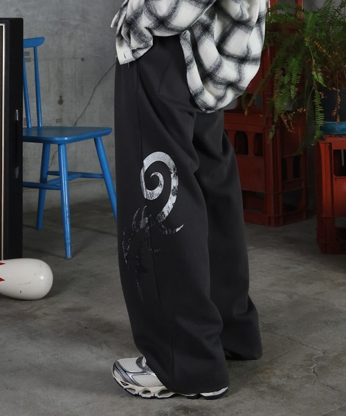 ILL'S（イルズ）の「メタルプリント トライバルワイドスウェットパンツ メンズ レディース ユニセックス（スウェットパンツ・メンズ・アイボリー/チャコールグレー・L/M）」の5枚目の写真