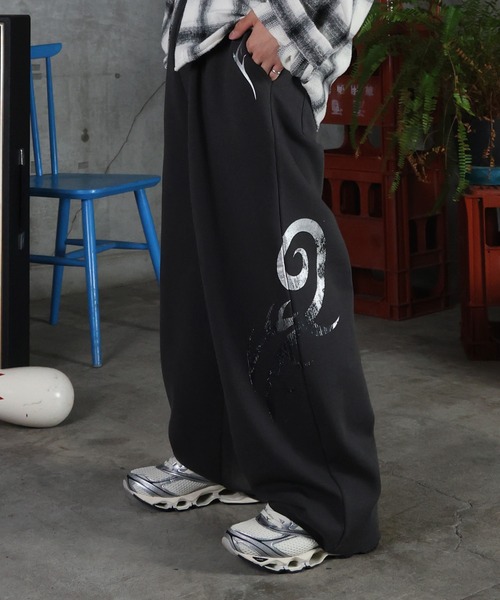 ILL'S（イルズ）の「メタルプリント トライバルワイドスウェットパンツ メンズ レディース ユニセックス（スウェットパンツ・メンズ・アイボリー/チャコールグレー・L/M）」の4枚目の写真