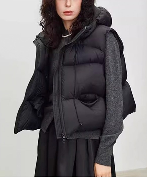 AMAJI(アマジ)の「フード付き中綿ダウンベスト(ダウンジャケット/コート・レディース・オフホワイト/ブラック/カーキ・MEDIUM/LARGE)」の5枚目の写真