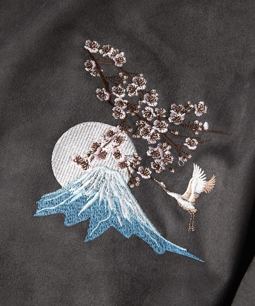 UNIIT（ユニット）の「【BRUDDA SHARK/ブラダシャーク】バックプリント 和柄刺繍 スウェットトレーナー（スウェット・メンズ・アイボリー/チャコールグレー・MEDIUM/LARGE）」の3枚目の写真