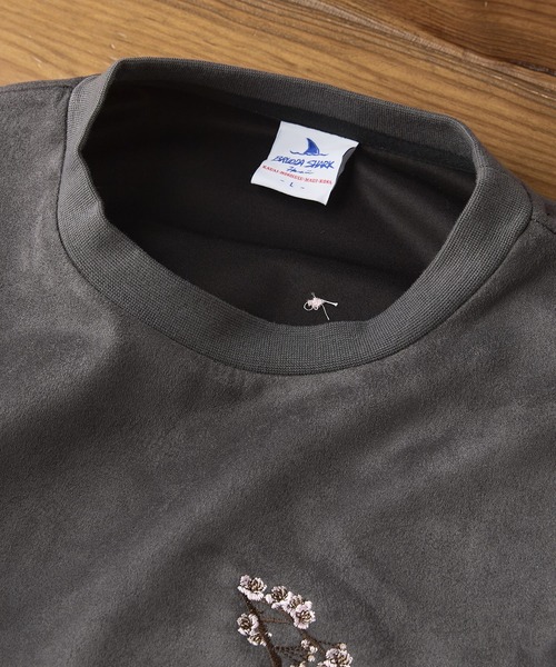 UNIIT（ユニット）の「【BRUDDA SHARK/ブラダシャーク】バックプリント 和柄刺繍 スウェットトレーナー（スウェット・メンズ・アイボリー/チャコールグレー・MEDIUM/LARGE）」の4枚目の写真