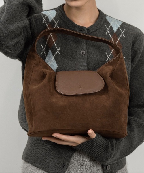 lawgy（ラウジー）の「brushed material flap point bag / ブラッシュドマテリアルフラップポイントバッグ（ハンドバッグ・レディース・ブラウン/サンドベージュ・FREE）」の2枚目の写真