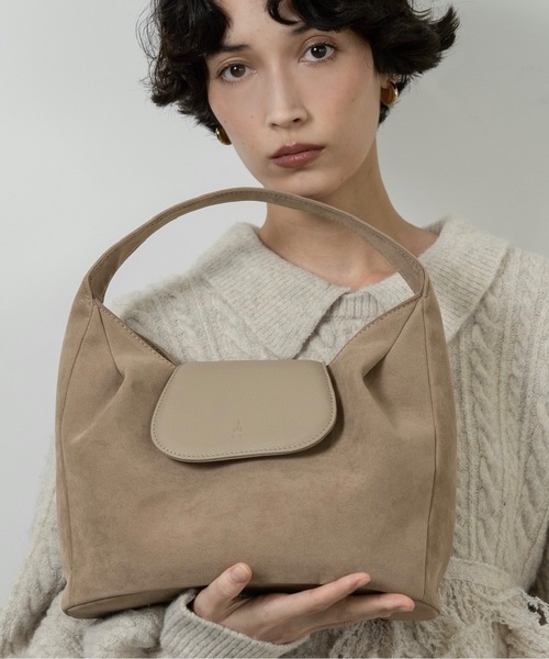 lawgy（ラウジー）の「brushed material flap point bag / ブラッシュドマテリアルフラップポイントバッグ（ハンドバッグ・レディース・ブラウン/サンドベージュ・FREE）」の5枚目の写真