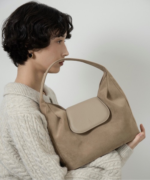 lawgy（ラウジー）の「brushed material flap point bag / ブラッシュドマテリアルフラップポイントバッグ（ハンドバッグ・レディース・ブラウン/サンドベージュ・FREE）」の6枚目の写真