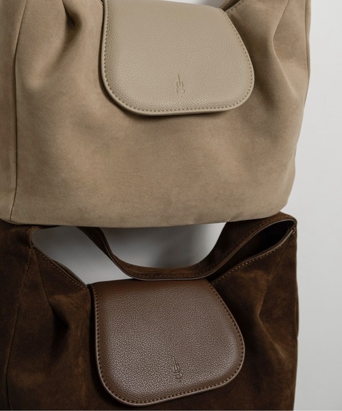 lawgy（ラウジー）の「brushed material flap point bag / ブラッシュドマテリアルフラップポイントバッグ（ハンドバッグ・レディース・ブラウン/サンドベージュ・FREE）」の10枚目の写真