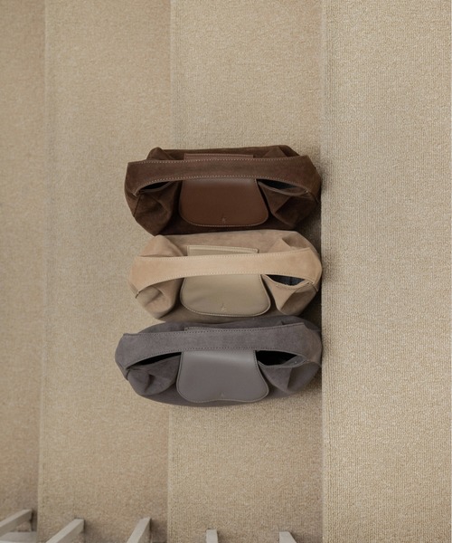 lawgy（ラウジー）の「brushed material flap point bag / ブラッシュドマテリアルフラップポイントバッグ（ハンドバッグ・レディース・ブラウン/サンドベージュ/グレー・FREE）」の12枚目の写真