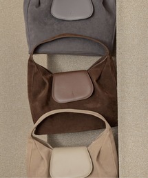 lawgy（ラウジー）の「brushed material flap point bag / ブラッシュドマテリアルフラップポイントバッグ（ハンドバッグ）」
