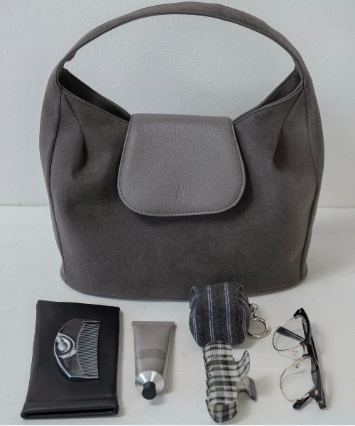 lawgy（ラウジー）の「brushed material flap point bag / ブラッシュドマテリアルフラップポイントバッグ（ハンドバッグ・レディース・ブラウン/サンドベージュ/グレー・FREE）」の17枚目の写真