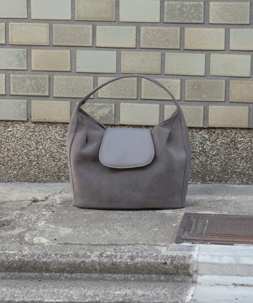 lawgy（ラウジー）の「brushed material flap point bag / ブラッシュドマテリアルフラップポイントバッグ（ハンドバッグ・レディース・ブラウン/サンドベージュ/グレー・FREE）」の19枚目の写真