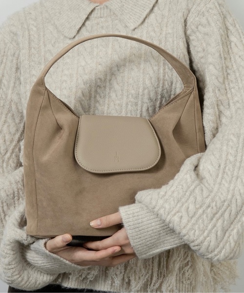 lawgy（ラウジー）の「brushed material flap point bag / ブラッシュドマテリアルフラップポイントバッグ（ハンドバッグ・レディース・ブラウン/サンドベージュ/グレー・FREE）」の4枚目の写真