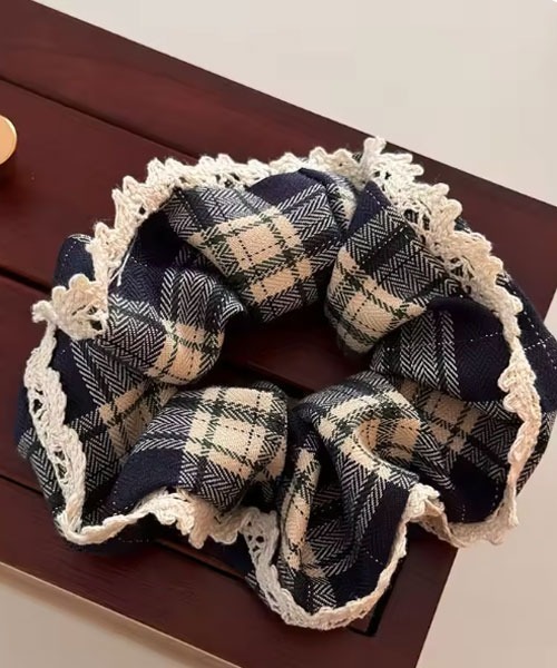 Mayree（メイリー）の「【urge select】チェック柄 ゴールド混糸 シュシュ(レース付き)（シュシュ・レディース・ブラウン/レッド/ネイビー・FREE）」の2枚目の写真