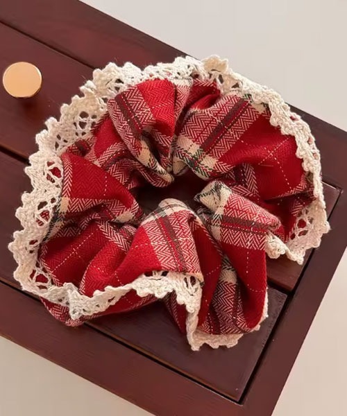 Mayree（メイリー）の「【urge select】チェック柄 ゴールド混糸 シュシュ(レース付き)（シュシュ・レディース・ブラウン/レッド/ネイビー・FREE）」の3枚目の写真