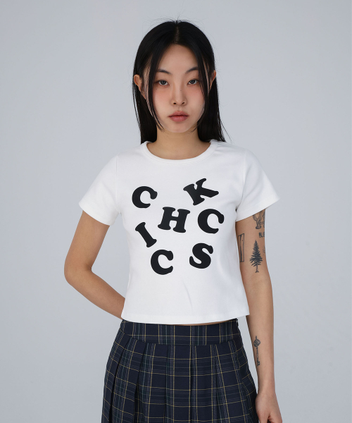 CHICKS(チックス)の「CHICKS WORD ブラック クロップ 半袖Tシャツ 半袖Tシャツ ホワイト(Tシャツ/カットソー・レディース・ホワイト・S(1)/M(2))」の1枚目の写真