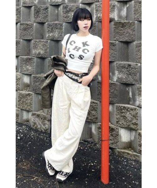 CHICKS(チックス)の「CHICKS WORD ブラック クロップ 半袖Tシャツ 半袖Tシャツ ホワイト(Tシャツ/カットソー・レディース・ホワイト・S(1)/M(2))」の4枚目の写真