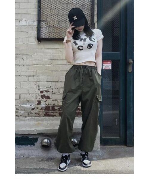 CHICKS(チックス)の「CHICKS WORD ブラック クロップ 半袖Tシャツ 半袖Tシャツ ホワイト(Tシャツ/カットソー・レディース・ホワイト・S(1)/M(2))」の2枚目の写真