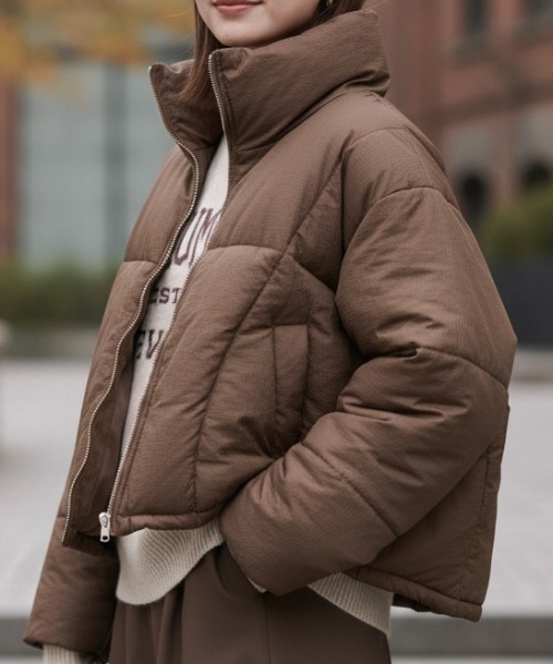 Per sist ence（パーシエンス）の「ファイバーダウンスタンドショートジャケット（ダウンジャケット/コート・レディース・アイボリー/ブラック/グレイッシュベージュ/ブラウン・ONE SIZE）」の3枚目の写真